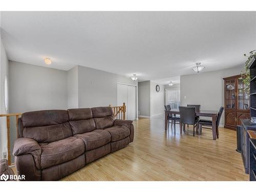23 Shalom Way, Barrie, ON - Indoor Photo Showing Living Room