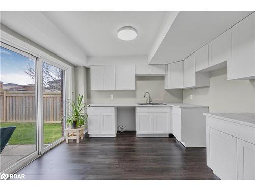23 Shalom Way, Barrie, ON - Indoor Photo Showing Kitchen