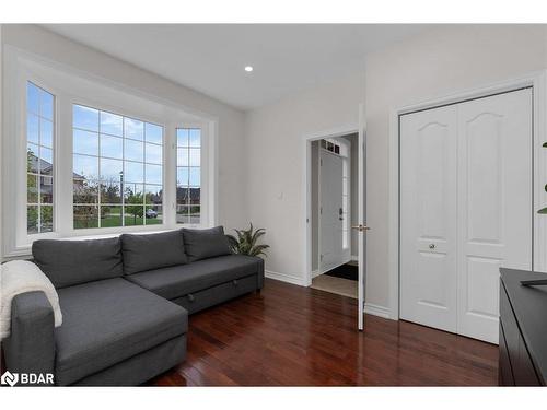 54 Ellis Crescent, Lindsay, ON - Indoor Photo Showing Living Room