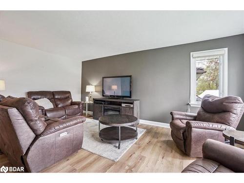 8039 Yonge Street, Innisfil, ON - Indoor Photo Showing Living Room