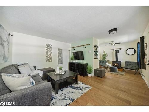 255 Cedarholme Avenue, Keswick, ON - Indoor Photo Showing Living Room