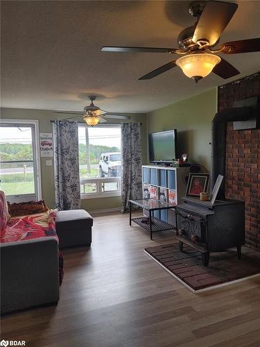 2100 Killarney Beach Road, Churchill, ON - Indoor Photo Showing Living Room