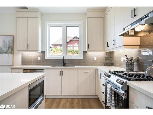 102 Reed Way, The Blue Mountains, ON - Indoor Photo Showing Kitchen With Upgraded Kitchen