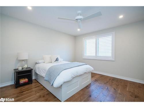 8 Royal Oak Drive, Barrie, ON - Indoor Photo Showing Bedroom