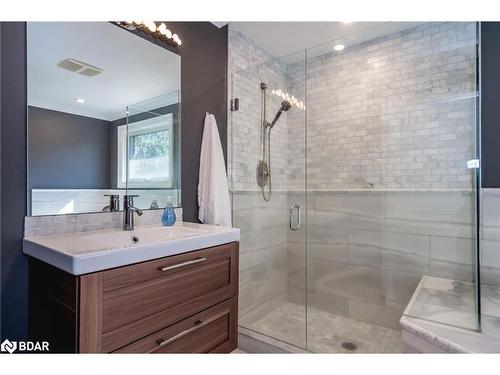 8 Royal Oak Drive, Barrie, ON - Indoor Photo Showing Bathroom