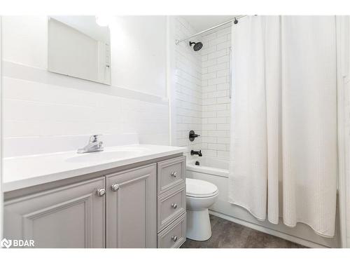 19 Agnes Street, Barrie, ON - Indoor Photo Showing Bathroom