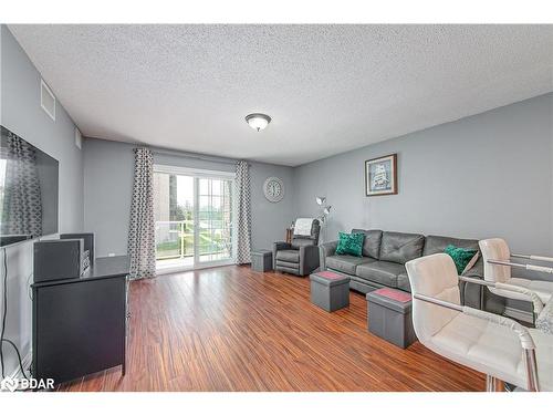 11-43 Coulter Street, Barrie, ON - Indoor Photo Showing Living Room