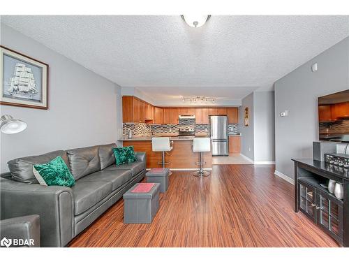 11-43 Coulter Street, Barrie, ON - Indoor Photo Showing Living Room