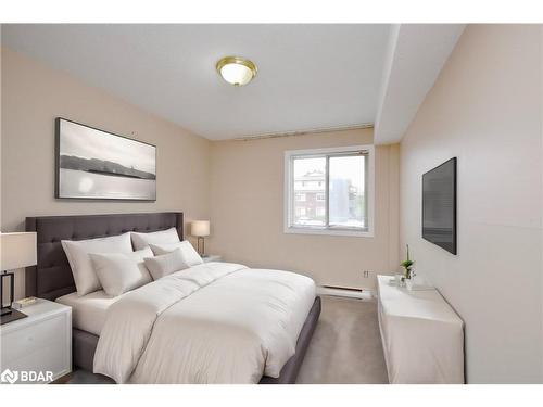 103-25 Meadow Lane, Barrie, ON - Indoor Photo Showing Bedroom