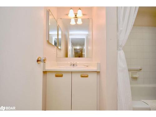 103-25 Meadow Lane, Barrie, ON - Indoor Photo Showing Bathroom