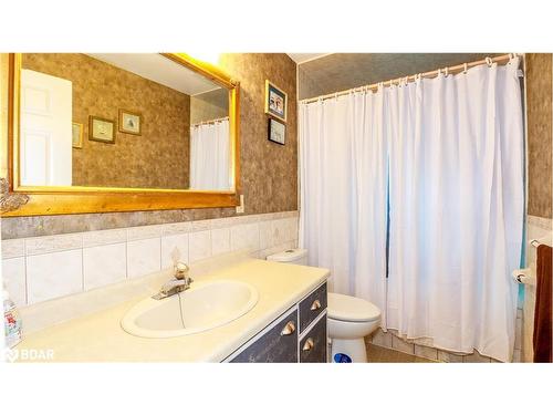 195 Little Avenue, Barrie, ON - Indoor Photo Showing Bathroom