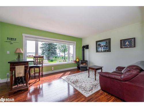 233 Bayshore Road, Innisfil, ON - Indoor Photo Showing Living Room