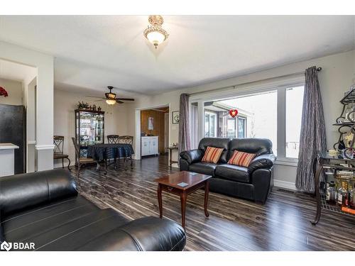 233 Bayshore Road, Innisfil, ON - Indoor Photo Showing Living Room
