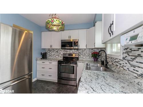 2174 Jans Boulevard, Innisfil, ON - Indoor Photo Showing Kitchen With Upgraded Kitchen