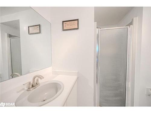 119 Hanmer Street W, Barrie, ON - Indoor Photo Showing Bathroom