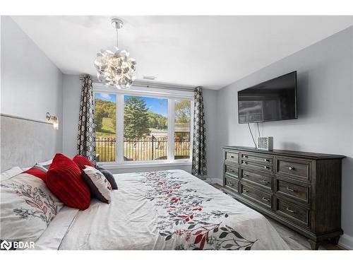 G01-80 Horseshoe Boulevard, Oro-Medonte, ON - Indoor Photo Showing Bedroom