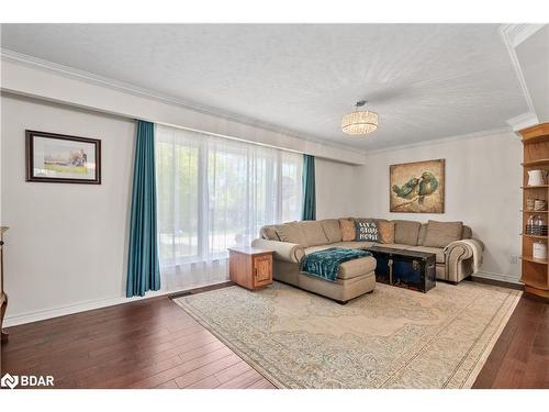 15 Pratt Road, Barrie, ON - Indoor Photo Showing Living Room