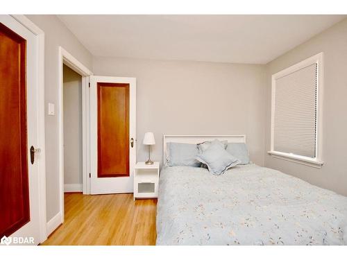 68 Drury Lane, Barrie, ON - Indoor Photo Showing Bedroom