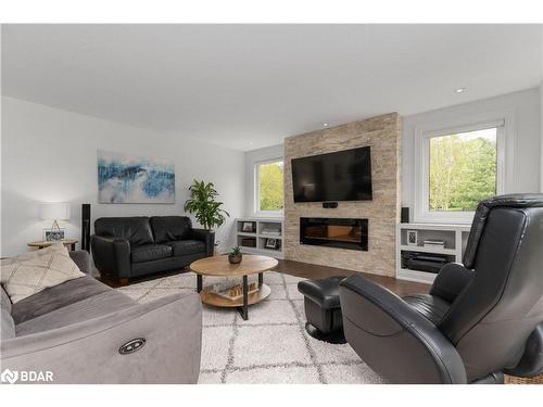 1582 Kale Drive, Innisfil, ON - Indoor Photo Showing Living Room