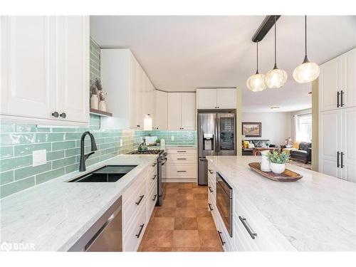 22 Tona Trail, Wasaga Beach, ON - Indoor Photo Showing Kitchen With Upgraded Kitchen