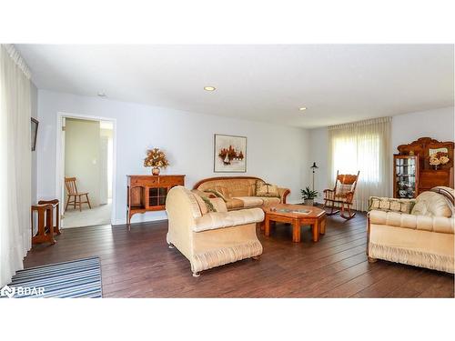 3711 Brunel Road, Baysville, ON - Indoor Photo Showing Living Room