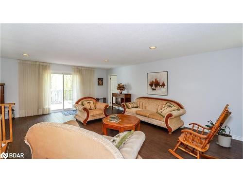 3711 Brunel Road, Baysville, ON - Indoor Photo Showing Living Room