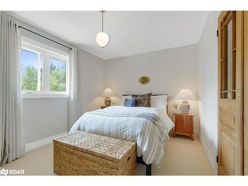95 Highland Drive, Oro-Medonte, ON - Indoor Photo Showing Bedroom