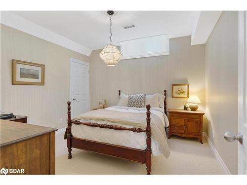 95 Highland Drive, Oro-Medonte, ON - Indoor Photo Showing Bedroom