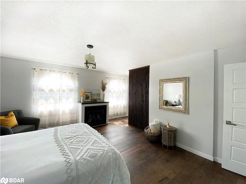 36 Crompton Drive, Barrie, ON - Indoor Photo Showing Bedroom