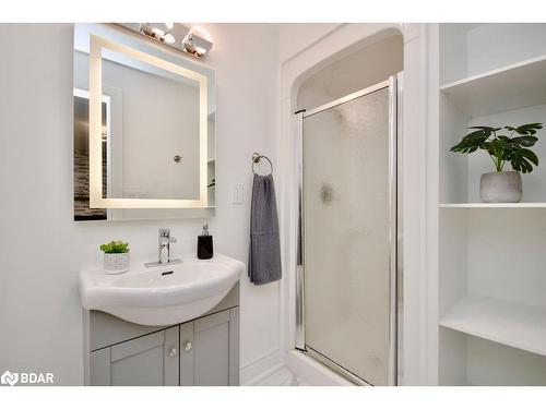 72 Jane Crescent, Barrie, ON - Indoor Photo Showing Bathroom