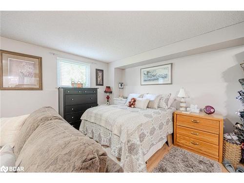51 Maplewood Parkway, Oro-Medonte, ON - Indoor Photo Showing Bedroom