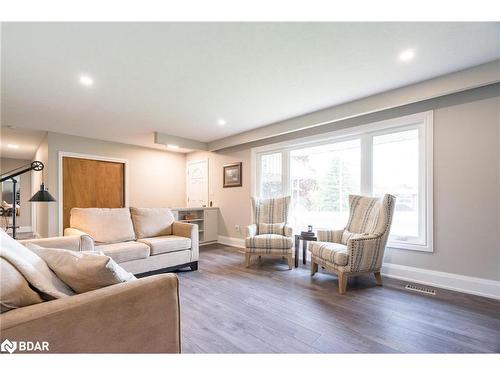 215 Sunnybrae Avenue, Innisfil, ON - Indoor Photo Showing Living Room