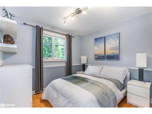 20 Cloverhill Crescent, Innisfil, ON - Indoor Photo Showing Bedroom