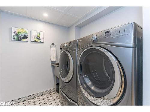 20 Cloverhill Crescent, Innisfil, ON - Indoor Photo Showing Laundry Room