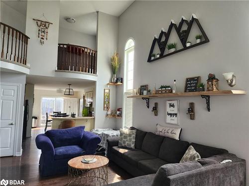 201 Cowling Heights, Peterborough, ON - Indoor Photo Showing Living Room