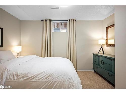 86 Arthur Avenue, Barrie, ON - Indoor Photo Showing Bedroom