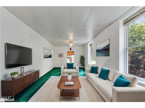 87 Wellington Street, Alliston, ON - Indoor Photo Showing Living Room