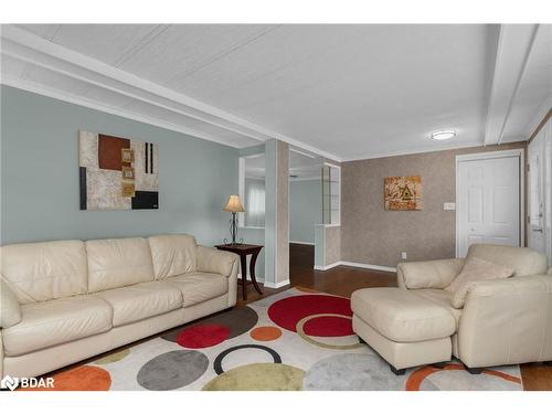 8 Nettles Cove, Innisfil, ON - Indoor Photo Showing Living Room