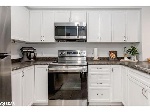 213-486 Laclie Street, Orillia, ON - Indoor Photo Showing Kitchen