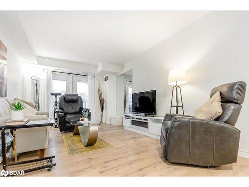 213-486 Laclie Street, Orillia, ON - Indoor Photo Showing Living Room