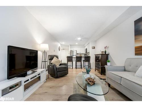 213-486 Laclie Street, Orillia, ON - Indoor Photo Showing Living Room