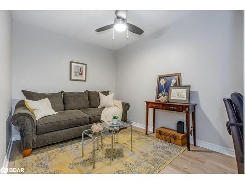 213-486 Laclie Street, Orillia, ON - Indoor Photo Showing Living Room