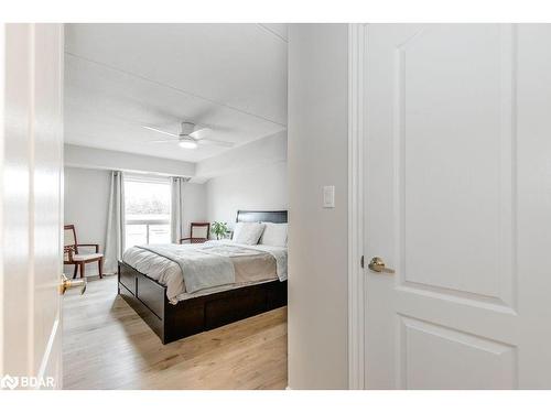 213-486 Laclie Street, Orillia, ON - Indoor Photo Showing Bedroom