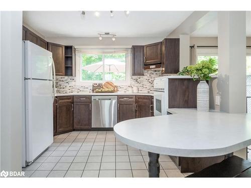 72 Oren Boulevard, Barrie, ON - Indoor Photo Showing Kitchen With Upgraded Kitchen