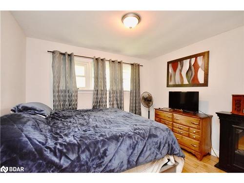 32 Shannon Street, Barrie, ON - Indoor Photo Showing Bedroom