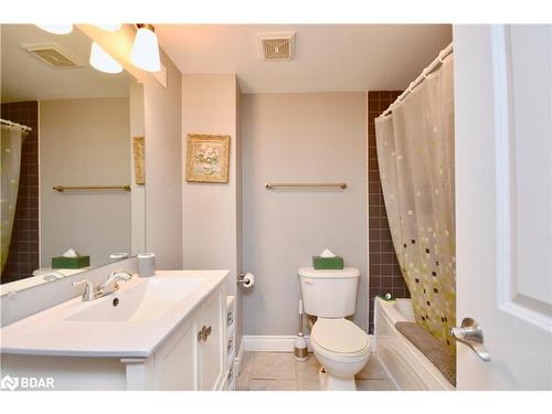 32 Shannon Street, Barrie, ON - Indoor Photo Showing Bathroom