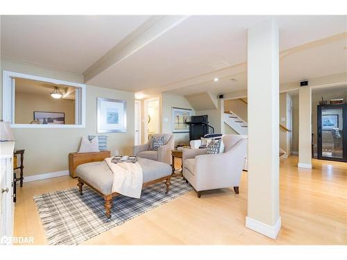 431 Mundy'S Bay Road, Midland, ON - Indoor Photo Showing Living Room