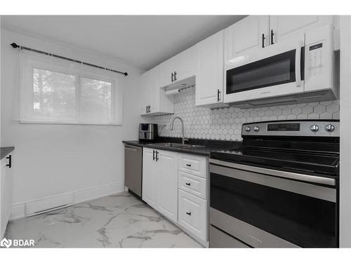 37 Loggers Run, Barrie, ON - Indoor Photo Showing Kitchen