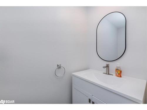 105 Marshall Street, Barrie, ON - Indoor Photo Showing Bathroom