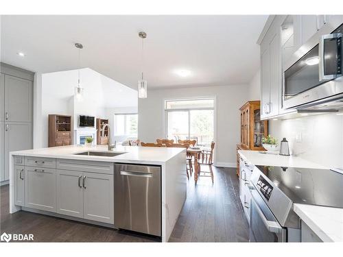 13 Fawndale Crescent, Wasaga Beach, ON - Indoor Photo Showing Kitchen With Upgraded Kitchen